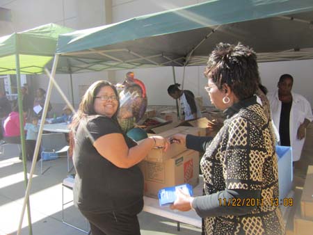 Thanksgiving Food Drive010